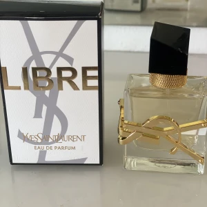 Ysl Libre 30 ml - Säljer oanvänd parfym, endast förpackningen öppnad. Nypris ligger på 805kr, mitt pris 450. Köparen står för frakten. 