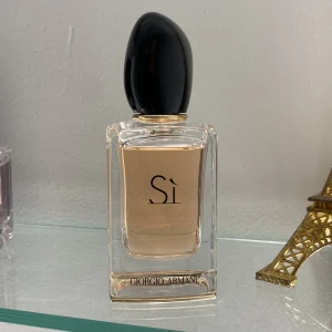 Si Giorgio Armani - Säljer min si parfym på grund av att jag redan har en i 100ml. Använd 5-8 gånger typ. Köptes för 1 115kr. Du står för frakten💕