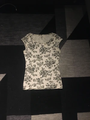 y2k t-shirt  - Y2k T-shirt med blomdetaljer från gammal H&M. Jätte snygg och man kan ha ärmarna på olika sätt💕// Kontakta mig vid frågor// köp gärna genom köp nu❤️❗️storlek står M men passar mig som har XS❗️