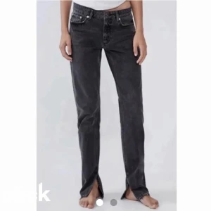 Zara jeans - Säljer mina superfina gråa jeans med slits från zara som jag köpte här på plick! Säljer då de va lite för små på mig tyvärr💕skriv för fler bilder💕