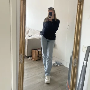 Abrand jeans, A ’99 Low Straight  - Säljer mina super fina Abrand jeans som jag köpte i somras men som blivit för stora för mig! Jag brukar ha S/M i byxor, dessa mer likt M.  Lånad bild från Abrands egna hemsida, priset går att diskuteras! Köparen står för frakt!💕