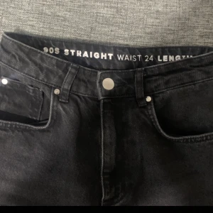 Jeans - Ett par jätte fina svart/grå jeans ifrån bikbok som har blevit lite för småt vid midjan svårara och knäppa! De är i jätte bra stick, ny pris kostar 600 men säkjer för 250!❤️