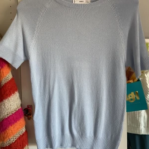 Topp  - Ljusblå topp med tighta ”längre” ärmar. Storlek S. Material: viscosa, vilket gör att den är extra mjuk och mysig. Från Mango 🥭 