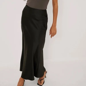 Satin kjol - Säljer min fina satin kjol från NAKD. Använd en gång så den är i nyskick. Säljer då den blivit för liten.