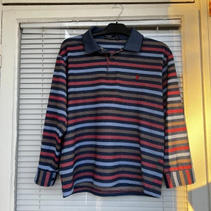 Ralph Lauren vintage tröja topp shirt  - Vintage Ralph Lauren tröja i fint skick säljes, givetvis äkta. Upplevs som en S/M beroende på hur man vill att den sitter. 