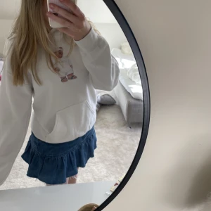 Jeans kjol - Superfin jeanskjol som passar till allt! Går att ha som både lågmidjad och högmidjad🌸