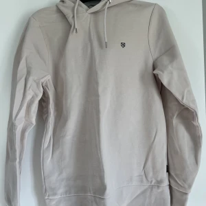 Jack & Jones Premium hoodie M herr - Säljer denna biega oanvända Jack & Jones Premium hoodien i M herr 