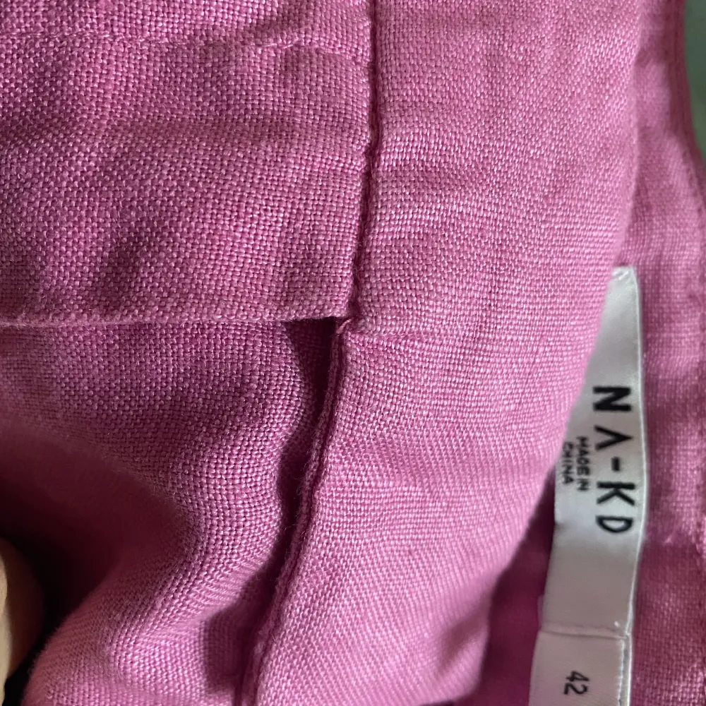 Rosa linne byxor från NAKD , aldrig använda. Köparen betalar frakten 69kr . Jeans & Byxor.