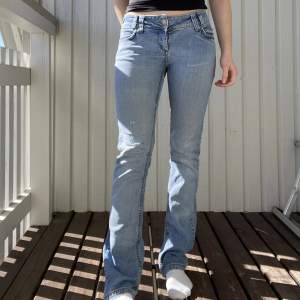 Lågmidjade jeans från Only. Välanvänd med en del defekter så därav priset(se bild 3). Midja- 41, innebenslängd- 83. Skriva privat för frågor eller flera bilder. 50kr + frakt
