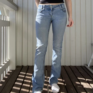 Lågmidjade Jean  - Lågmidjade jeans från Only. Välanvänd med en del defekter så därav priset(se bild 3). Midja- 41, innebenslängd- 83. Skriva privat för frågor eller flera bilder. 50kr + frakt