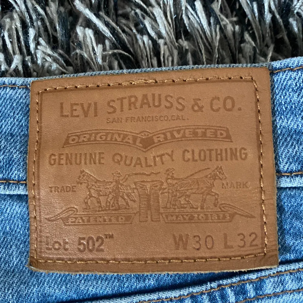 Jag säljer mina Levis jeans då jag ej kan ha dem längre. Dem är i relativt bra skick och de är i fin ljusblå färg. Storleken på jeansen är 30/32 och de är normala i storleken. Pris kan diskuteras.. Jeans & Byxor.