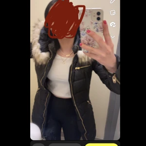 rock and blue jacka dam - Vinterjacka. Äkta päls. Väl använd då jag köpte den begagnad. Hål i ena fickan inuti även låssat på märket se på bild nummer 2 dragkedjan är sönder men går laga om man vill det. Storlek 36. 800kr pris går diskutera 