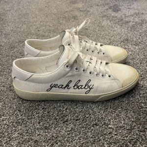 Saint Laurent sneakers  - Saint Laurent sneakers vita, perfekt inför sommaren - Väldigt bra skick - Storlek 41 skulle dock säga att de är mer som 42 - 1500 kr - Skicka meddelande vid frågor etc