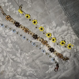 Blomarmband  - Blomarmband i pärlor! Finns i guld 👩🏼 och silver 👩🏼‍🦳 kika in profilen för fler armband🌸