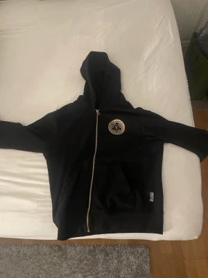 Versace jeans couture kofta  - Säljer denna snygga koftan, som knappt är andvänd då jag inte tycker den inte sitter så bra på mig. Den har inga fläckar och är inte sönder någon stans. Storlek S. Köpt på väla Helsingborg, Urban modern. Ord pris 3000