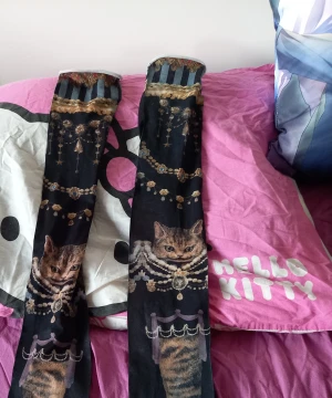 Knästrumpor katt  - Fint skick katt finns I hemmet inga hål eller slitningar. 