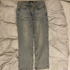 Midwaisted Jeans från Asos - Säljer dom för 300 + frakt Jeansen är midwaist och raka i benen. Eftersom de är helt nya och aldrig använda kan de vara lite tighta till en början. Jeansen är stentvättade blåa och är aldrig tvättade eller använda. 