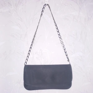 Svart handväska - Svart handväska till salu Har ett litet rivmärke men syns knappt :)