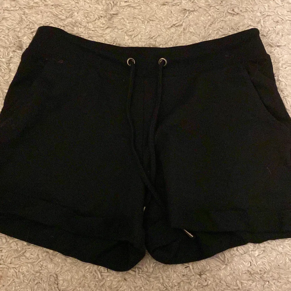 Simpla svarta mjukis shorts med uppvikt kant nedtill. Shorts.