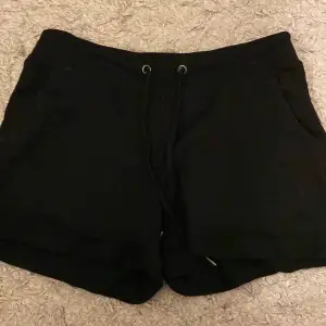 Simpla svarta mjukis shorts med uppvikt kant nedtill