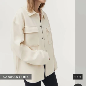 Skjortjacka - En beige skjortjacka köpt från Gina Tricot. Bra skick. Bra i storlek. 