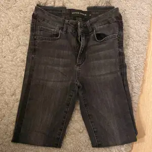 Bikbok jeans - Never Denim modell, skinny i storlek Xs Sitter bra i längden på mig som är 164, dem är även svart gråa och ska vara så dom är inte urtvättade 