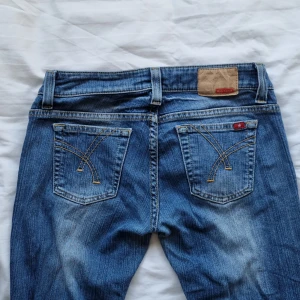 Lågmidjade jeans BS (5) - Lågmidjade jeans från Big Star. Utsvängda. Grymt snygg tvätt och i fint skick🤩 Strl 28/32 Midja: 37 cm Innerbenslängd: 73 cm Ytter: 90 cm