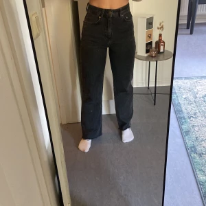 Svarta urtvättade jeans - Superfina svarta jeans med urtvättad look, i bra skick! ☺️ Lite stretch.  För referens är jag 160cm lång och byxornas längd är bra på mig.