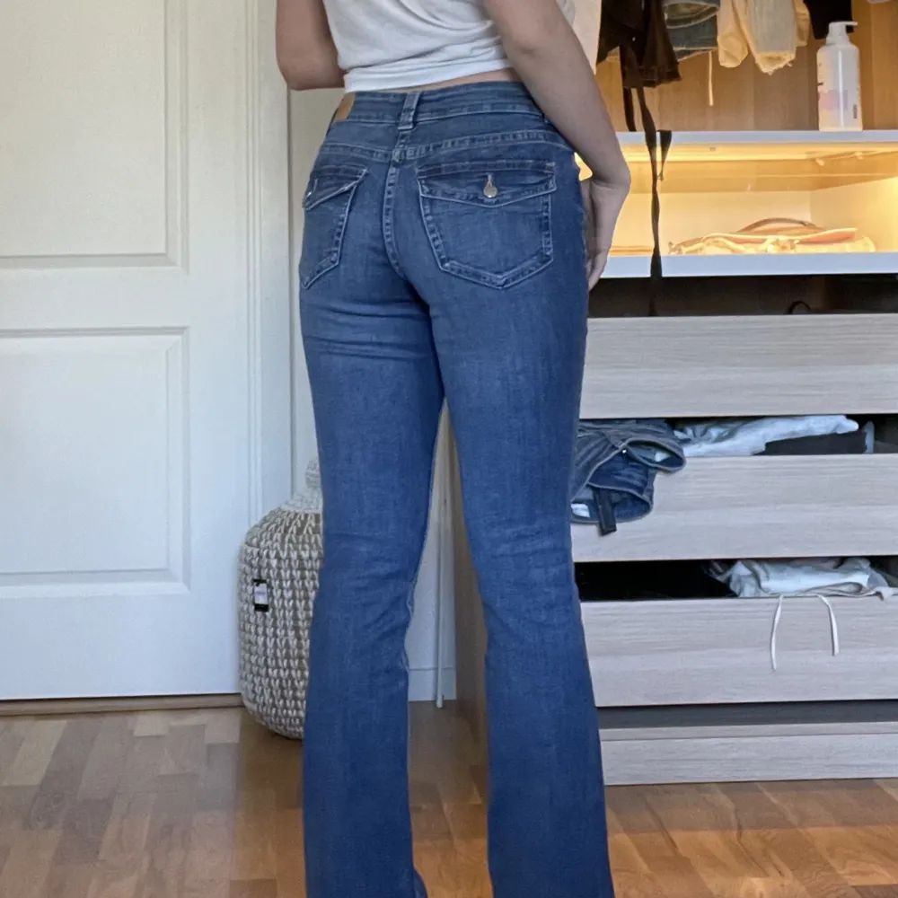 Såå fina lågmidjade bootcut jeans med fickor där bak från Gina tricot. Säljer då jag har liknande :( Nästan helt slutsålda på hemsidan. Priset är det lägsta jag kommer att gå❤️. Jeans & Byxor.