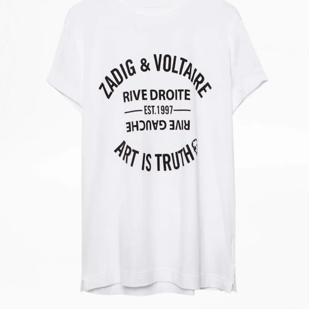 Säljer denna zadig t-shirt då den är lite för kort för mig💕 Perfekt till sommaren! Inga synliga skador💕. T-shirts.