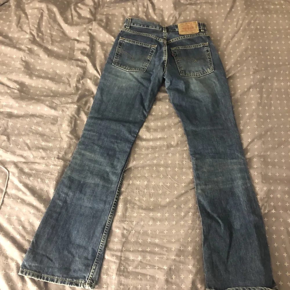 Köpta secondhand. Lite trasiga (se bild) men troligtvis lätt att laga . Jeans & Byxor.