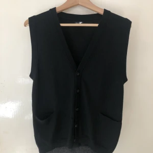 Väst - Fräsch, svart väst i 50% akryl 50% ull. Strl M (herrstorlek). Fint skick förrutom ett igensytt hål 