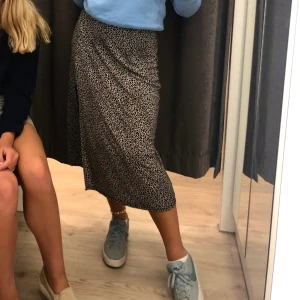 Långkjol med slits  - En fin och somrig halvlång kjol med slits som jag tyvärr inte har någon använding för längre. Betalning: Swish. Köparen står för frakten 