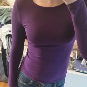 Långärmad lila tröja - Jättefin tröja från lindex kids, står att strl är 146/152 men passar mig som brukar ha S💕 Jättebra skick!