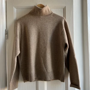 POLO - Polo från Uniqlo i ull  Storlek M Lite nopprig annars inget att anmärka  Pris 200