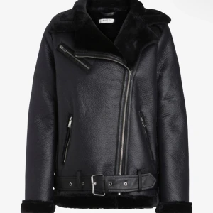 Pieces jacka - Säljer denna trendiga jacka pga flytt. Bra skick, använd ett tiotal gånger i vintras.