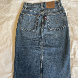Levis Jeanskjol  - Superfin jeanskjol från Levis men som tyvärr har blivit för liten för mig. 
