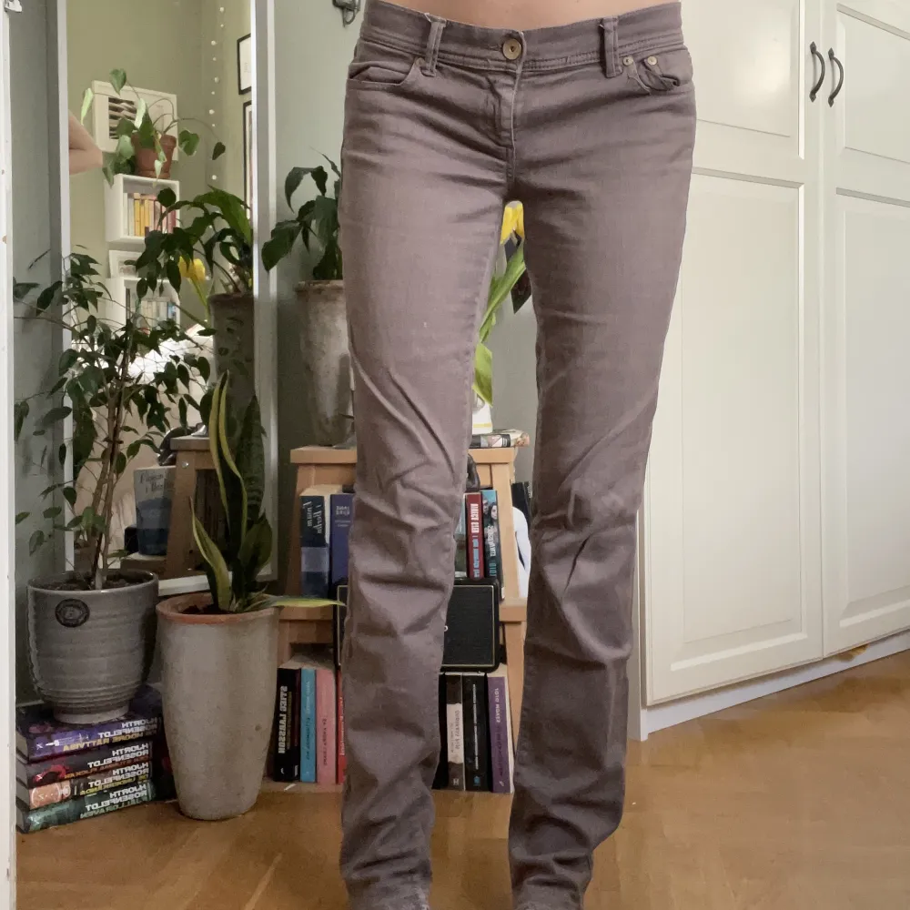 Lågmidjade jeans i en unik brun färg. Storlek är W31 och i längden passar de mig som är 174.. Jeans & Byxor.