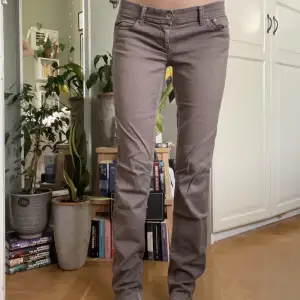Lågmidjade jeans i en unik brun färg. Storlek är W31 och i längden passar de mig som är 174.
