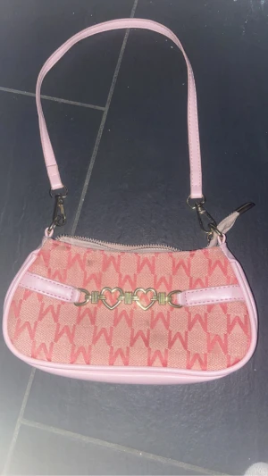 Rosa väska Y2K - En jätte söt rosa väska köpt för cirka ett år sen men som inte kommit till användning så mycket. 