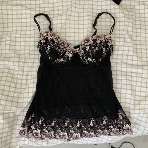 Bustiertopp  - Bustiertopp köpt här på Plick, men säljer vidare då den var för stor för mig. Strl 75b. Lånade bilder från förra säljaren ☺️✨