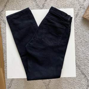 Arket Loose Herrjeans i nyskick.  Midjemått: 37 cm Innerbenslängd: 81,5 cm 43% Lyocell/Tencel, 40% Recycled Cotton och 17% Organic Cotton.