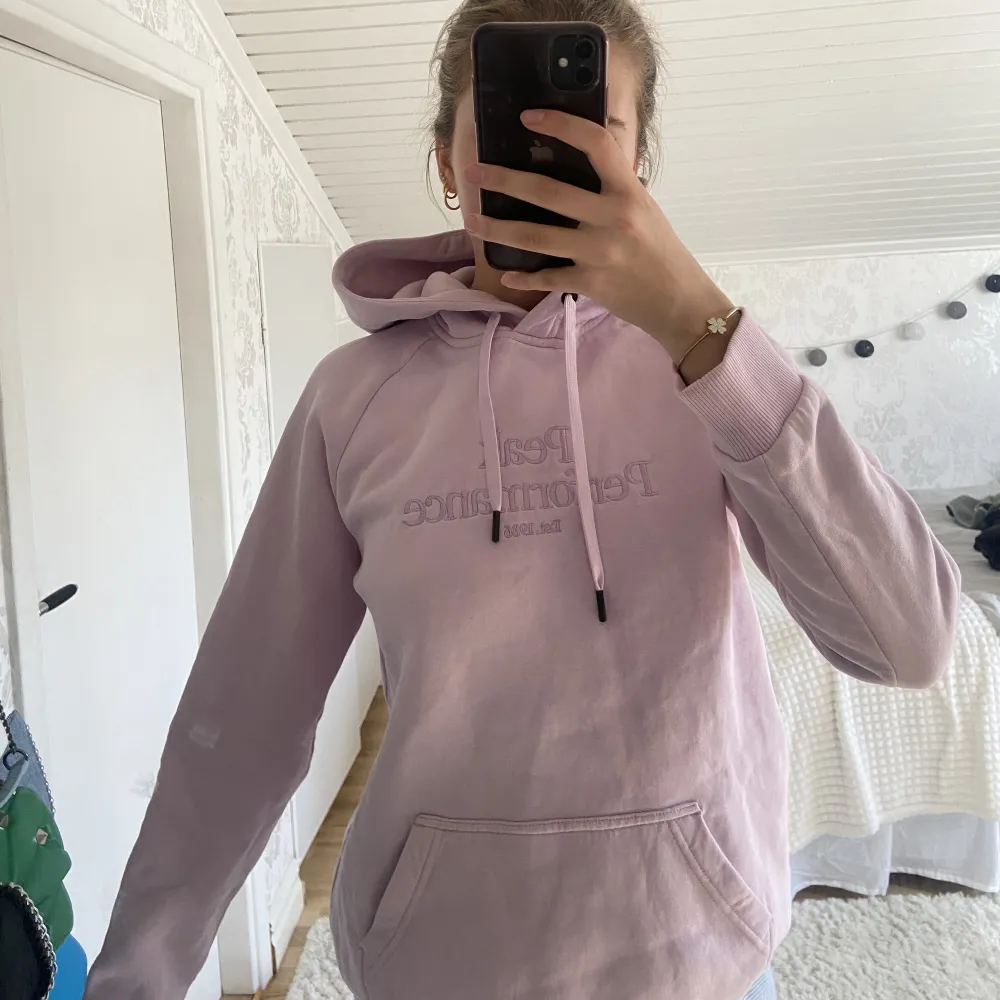 Peak performance hoodie i nyskick! Storlek s, jag på bilden är 170 cm. Frakt tillkommer💖. Hoodies.