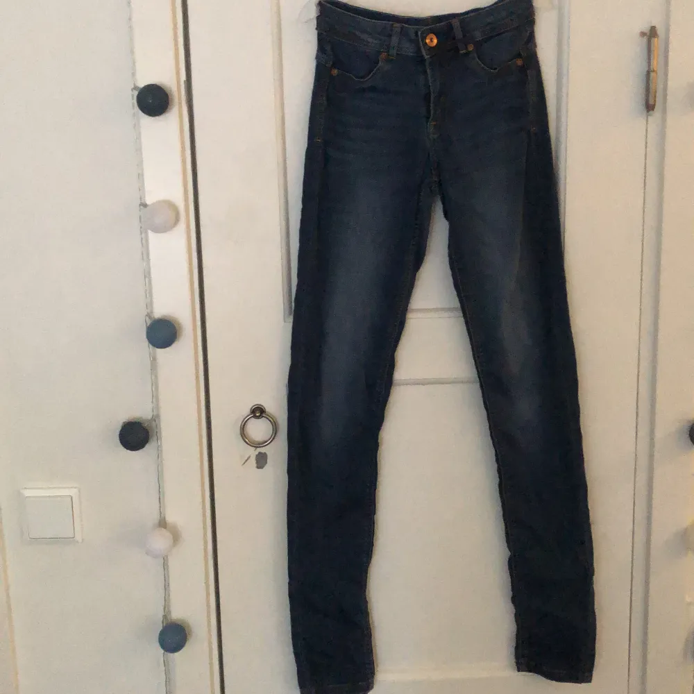 Low waist skinnyjeans meddela för mer info . Jeans & Byxor.