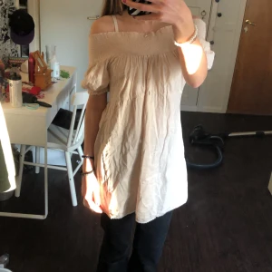 Klänning - Klänning i linneliknande material off shoulder dm för mer info 