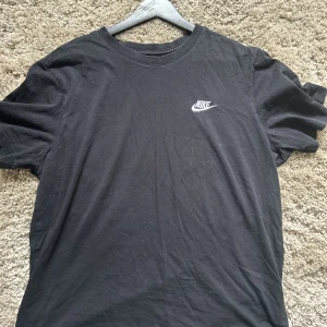 Nike T-shirt  - Nästan oanvänd 