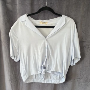 Blus Pull&Bear - Ljusblå blus från Pull&Bear i storlek s. Använd ett fåtal gånger så den är i väldigt fint skick.
