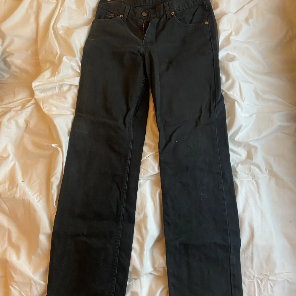 TRYCKE J PÅ KÖP NU!! levis 751 med ett litet hål i bakfickan, enkelt att sy eller lappa. Skriv för mer bilder eller frågor! Pris kan diskuteras . Jeans & Byxor.