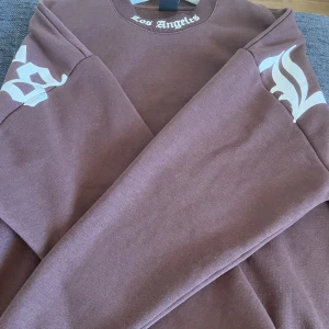 Los Angeles tröja  - Den är oversized storlek s på vanlig tröja ungefär storlek m-l. Köpare står för frakt pris kan diskuteras vid snabb affär!