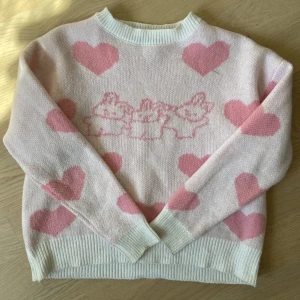 Söt tröja 💓 - Köptes på sellpy men är originellt från shein. Är i fint skick förutom den lilla fläcken som kan ses på översta hjärtat till höger🌺 Skriv gärna för fler bilder eller andra funderingar! 